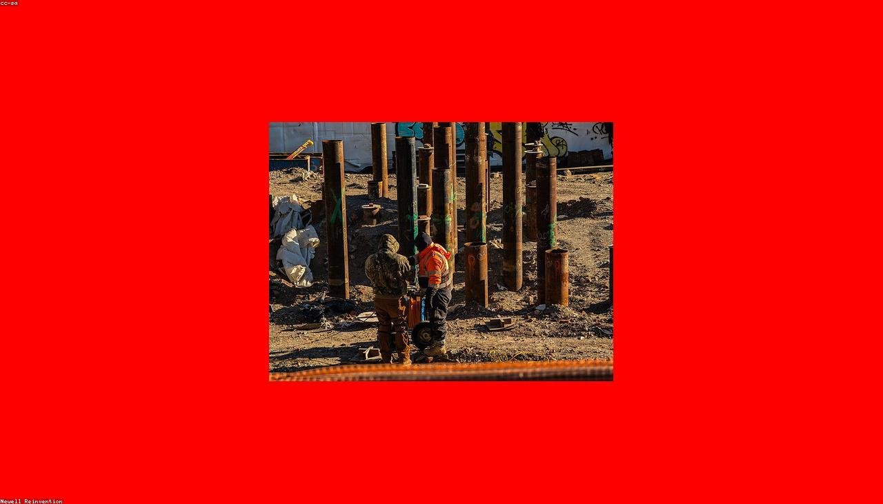 Trabalhador com capacete em canteiro de obras