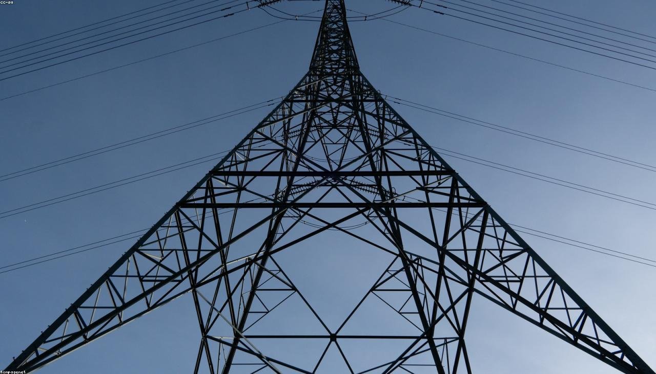 Torres de transmissão de energia elétrica ao entardecer